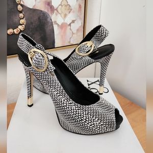 G- by Guess - Never been worn pumps
